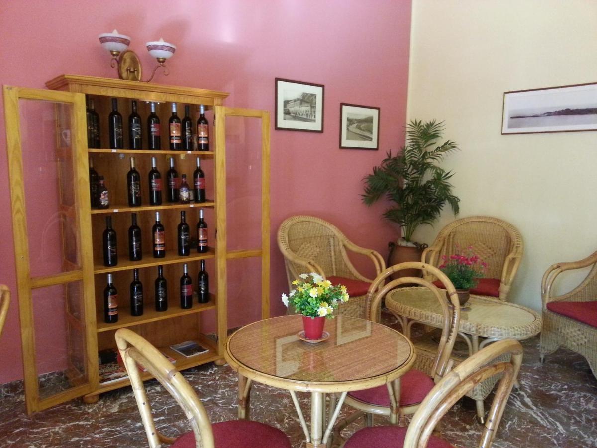 Cundari Hotel *